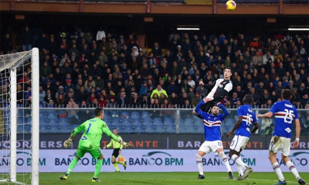 Đánh đầu là sở trường của Ronaldo.