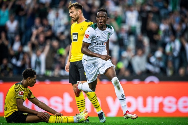 Man Utd nên cân nhắc ra quyết định chiêu mộ Zakaria ngay tháng Giêng 2022.