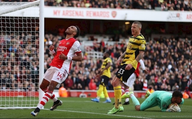 Aubameyang tiếp tục hỏng ăn trên chấm 11m.