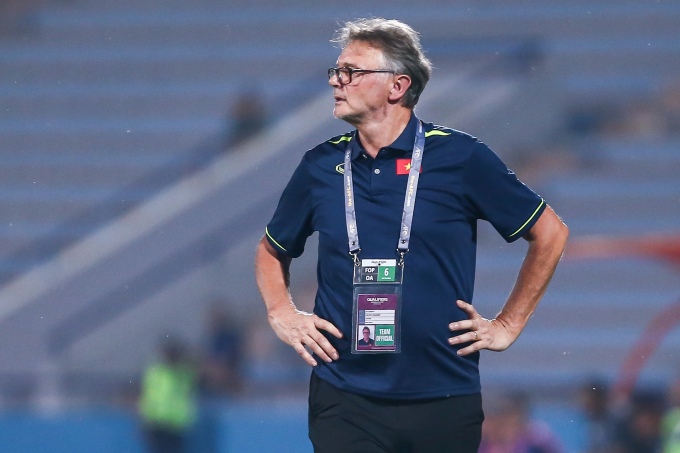 HLV Troussier mất việc sau trận thua Indonesia 0-3