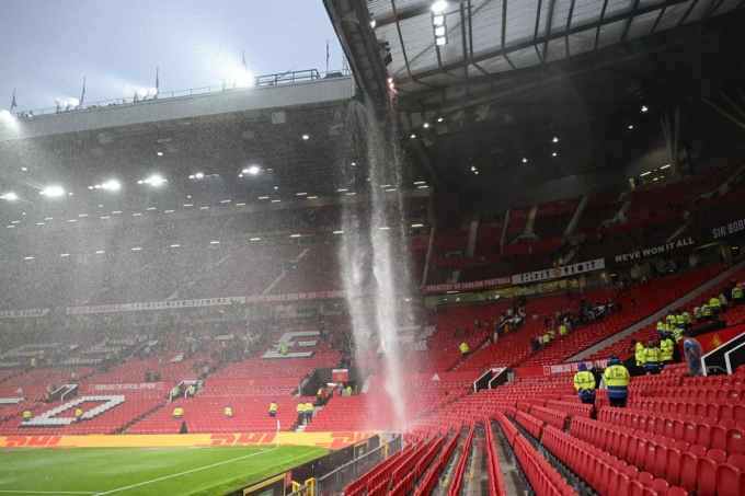 Hình ảnh gây sững sờ về Old Trafford vừa qua.