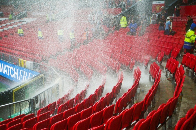 Hình ảnh quá đáng buồn về MU và Old Trafford.