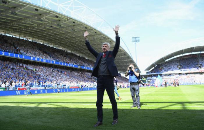 Khoảnh khắc HLV Wenger cúi chào CĐV Arsenal lần cuối gây xúc động - Bóng Đá