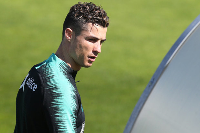 Bạn thân tiết lộ nguyên nhân Ronaldo buồn ở Real - Bóng Đá