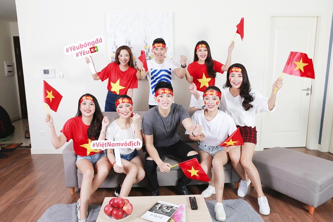 Fan nữ K+ “hô biến” phòng khách thành sân vận động cổ vũ đội tuyển Việt Nam - Bóng Đá