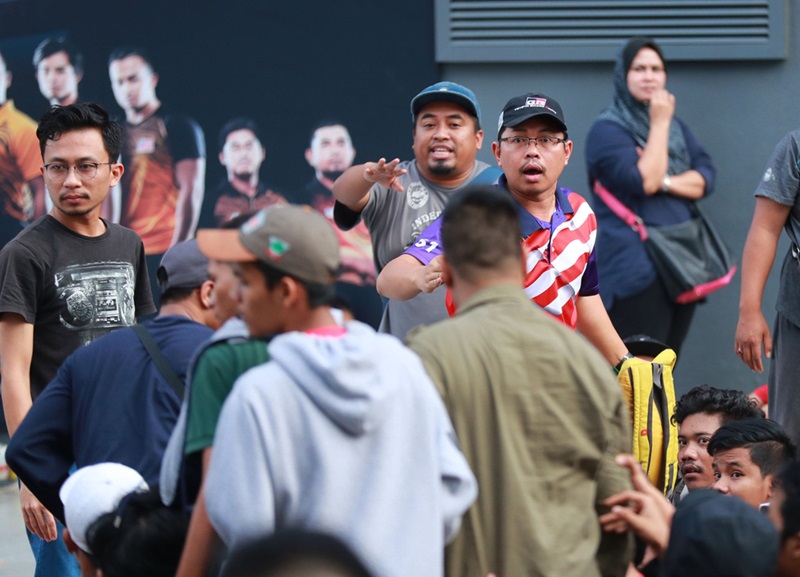 Mua vé xem Việt Nam, CĐV Malaysia chen lấn, tranh giành đến ngất xỉu - Bóng Đá