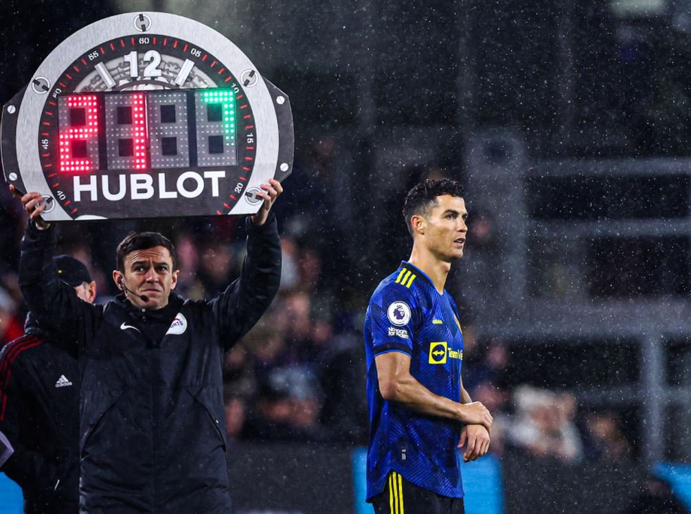 Ronaldo bỏ vào đường hầm sau trận hòa Burnley - Bóng Đá