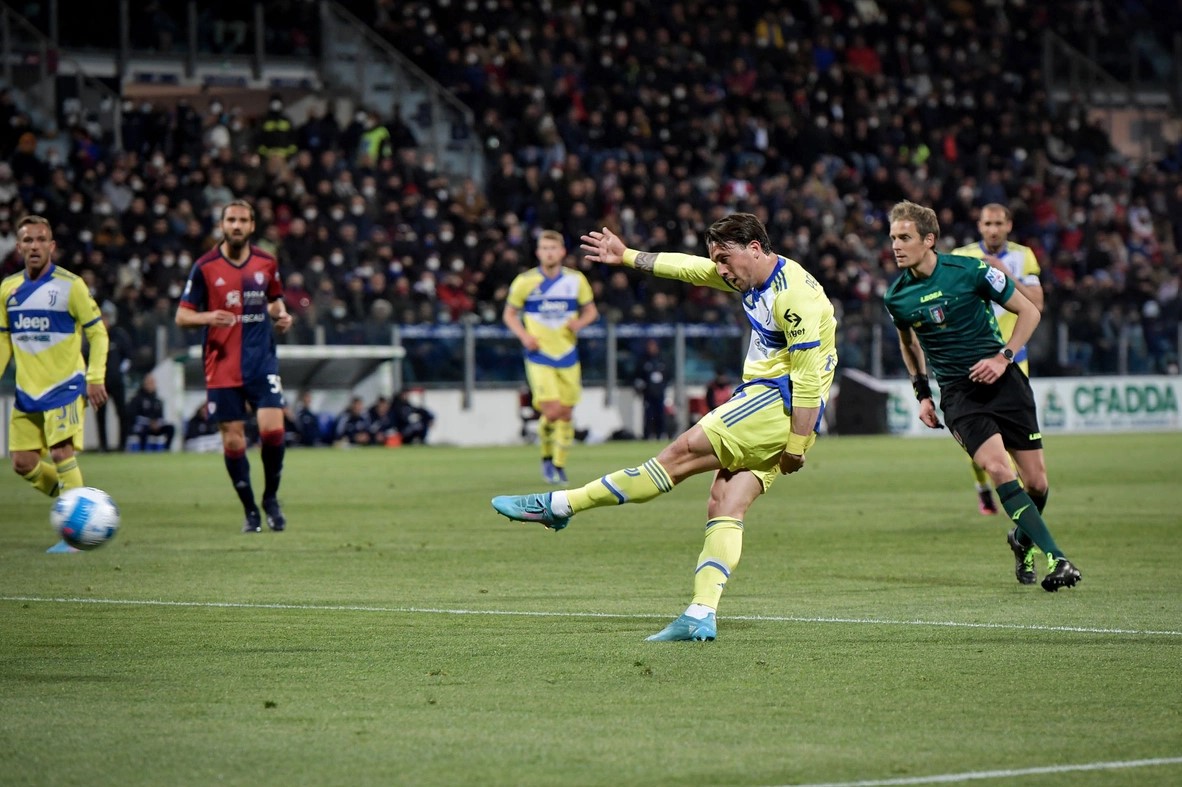 Vlahovic giúp Juventus ngược dòng trước Cagliari - Bóng Đá