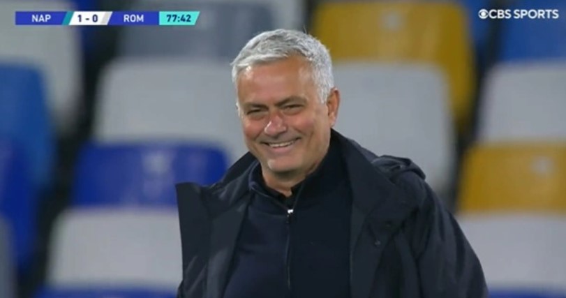 Mourinho bật cười khi học trò nhận thẻ đỏ - Bóng Đá