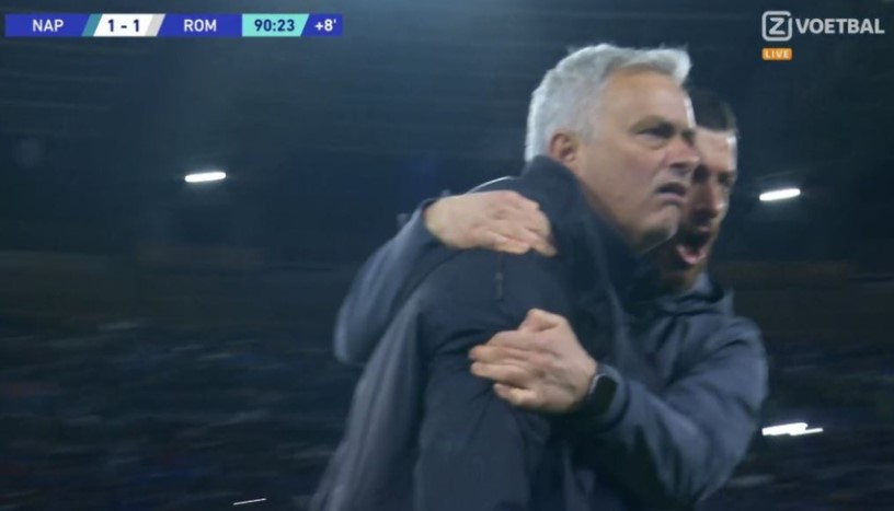Mourinho bật cười khi học trò nhận thẻ đỏ - Bóng Đá