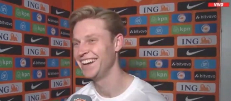De Jong bật cười khi được hỏi về việc gia nhập Man United - Bóng Đá
