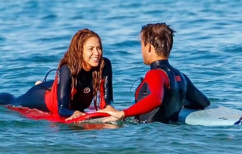 Shakira tắm biển cùng người đàn ông lạ mặt - Bóng Đá