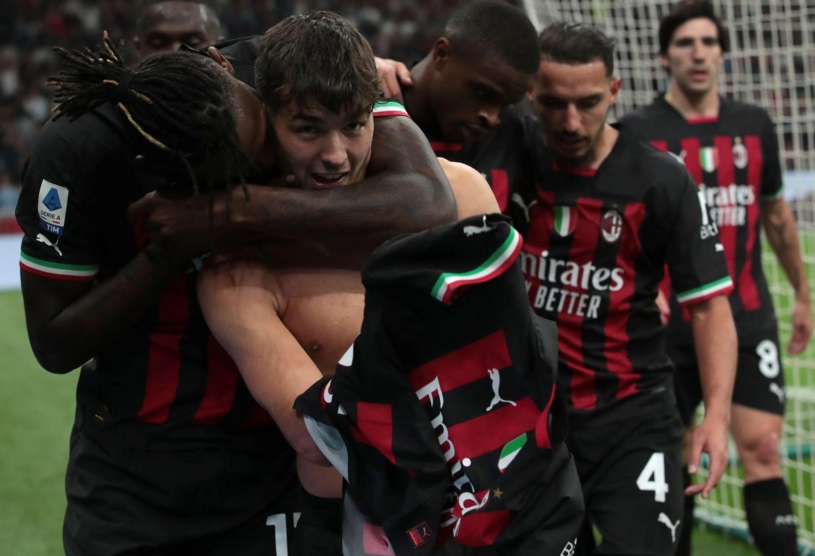 Sao AC Milan solo ghi bàn từ giữa sân - Bóng Đá