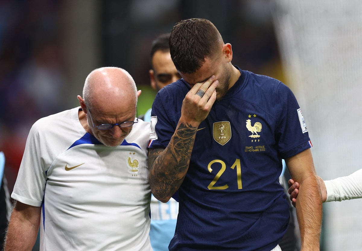 Sao tuyển Pháp bật khóc khi phải rời sân sau 9 phút - Bóng Đá