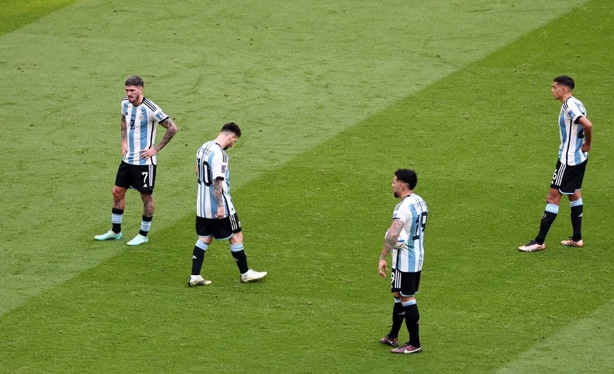 CĐV Argentina chết lặng sau trận thua Saudi Arabia - Bóng Đá