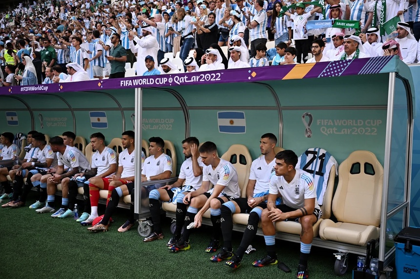 CĐV Argentina chết lặng sau trận thua Saudi Arabia - Bóng Đá