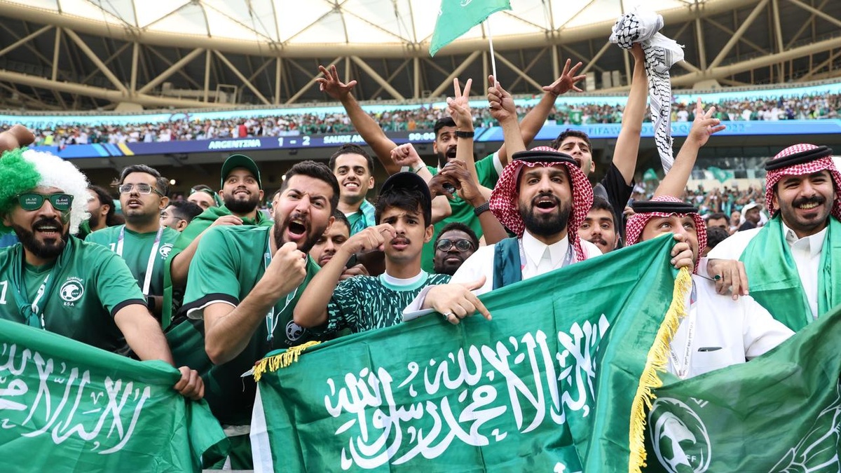 CĐV Saudi Arabia vỡ òa sau trận thắng Argentina - Bóng Đá