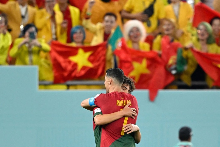 Cờ Việt Nam xuất hiện ở trận thắng của Bồ Đào Nha - Bóng Đá
