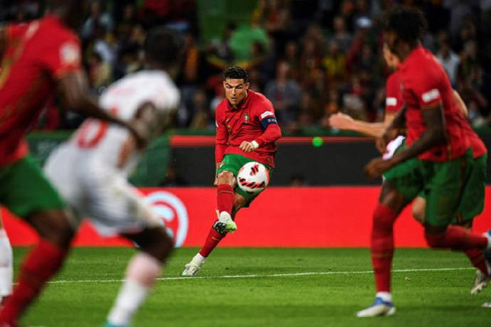 Ronaldo gây sốc móc đồ ăn từ quần lót bỏ vào miệng ở trận Ghana - Bóng Đá