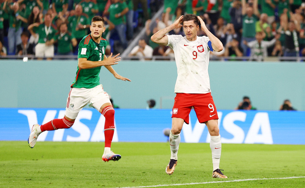 Ba Lan của Lewandowski khởi đầu thất vọng.