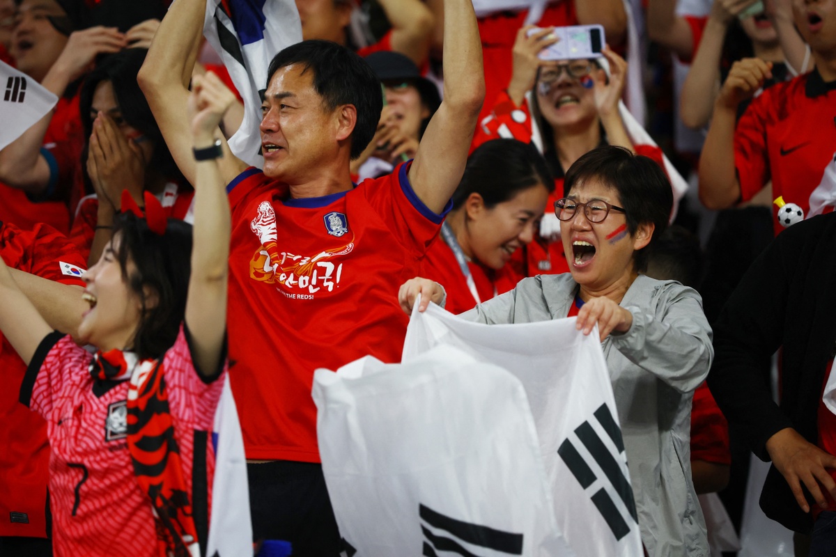 CĐV Hàn Quốc khóc nức nở khi thua Ghana - Bóng Đá