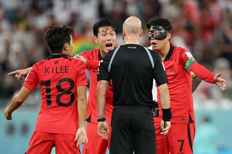 Cầu thủ Hàn Quốc bức xúc khi trọng tài thổi hết giờ - Bóng Đá