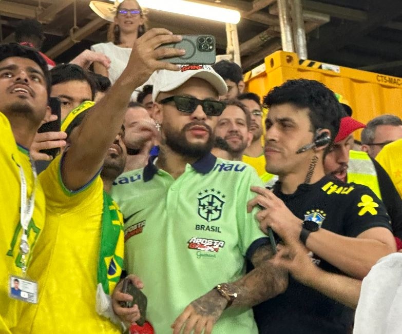 Neymar giả làm náo loạn khán đài trận Brazil gặp Thụy Sĩ - Bóng Đá