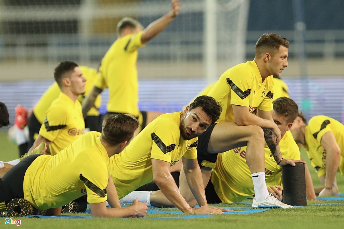 CLB Dortmund dạo chơi trên sân Mỹ Đình - Bóng Đá