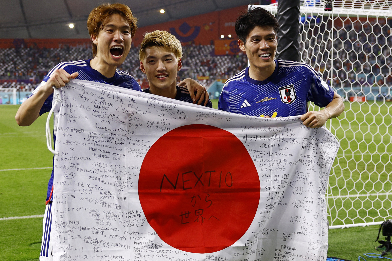 CĐV Nhật Bản lại khiến thế giới nể phục sau khi đội nhà hạ Tây Ban Nha - Bóng Đá