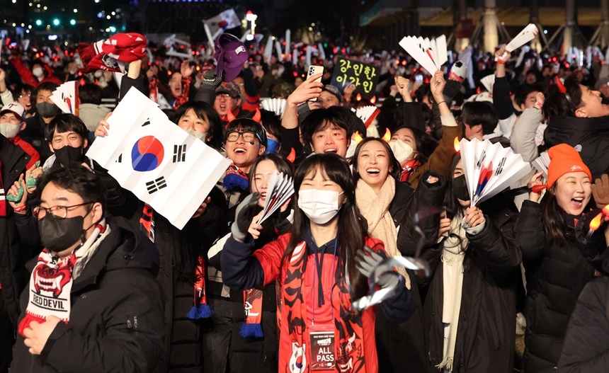 CĐV Hàn Quốc vỡ òa khi đội tuyển vượt qua vòng bảng - Bóng Đá
