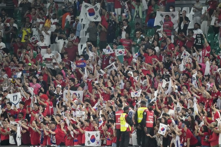 CĐV Hàn Quốc vỡ òa khi đội tuyển vượt qua vòng bảng - Bóng Đá