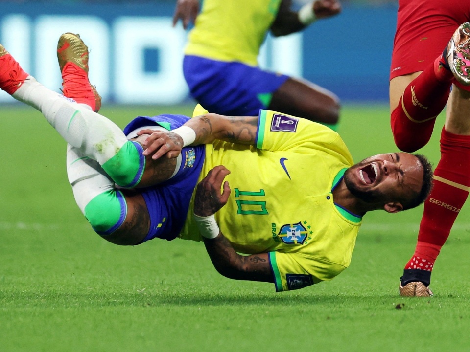 Neymar của Brazil phản ứng sau pha vào bóng từ Sasa Lukic của Serbia hôm 24/11. Ảnh: Reuters.