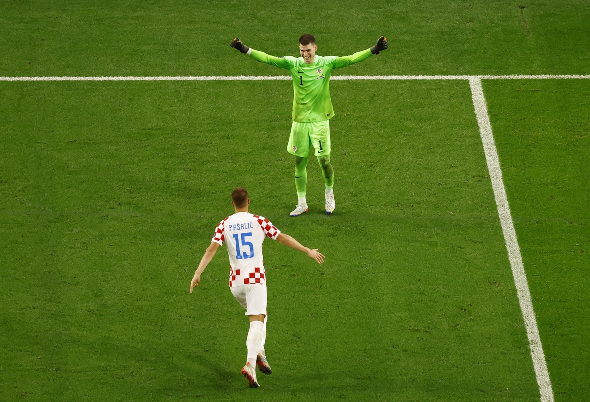 Modric ôm hôn thủ môn Croatia sau loạt luân lưu - Bóng Đá