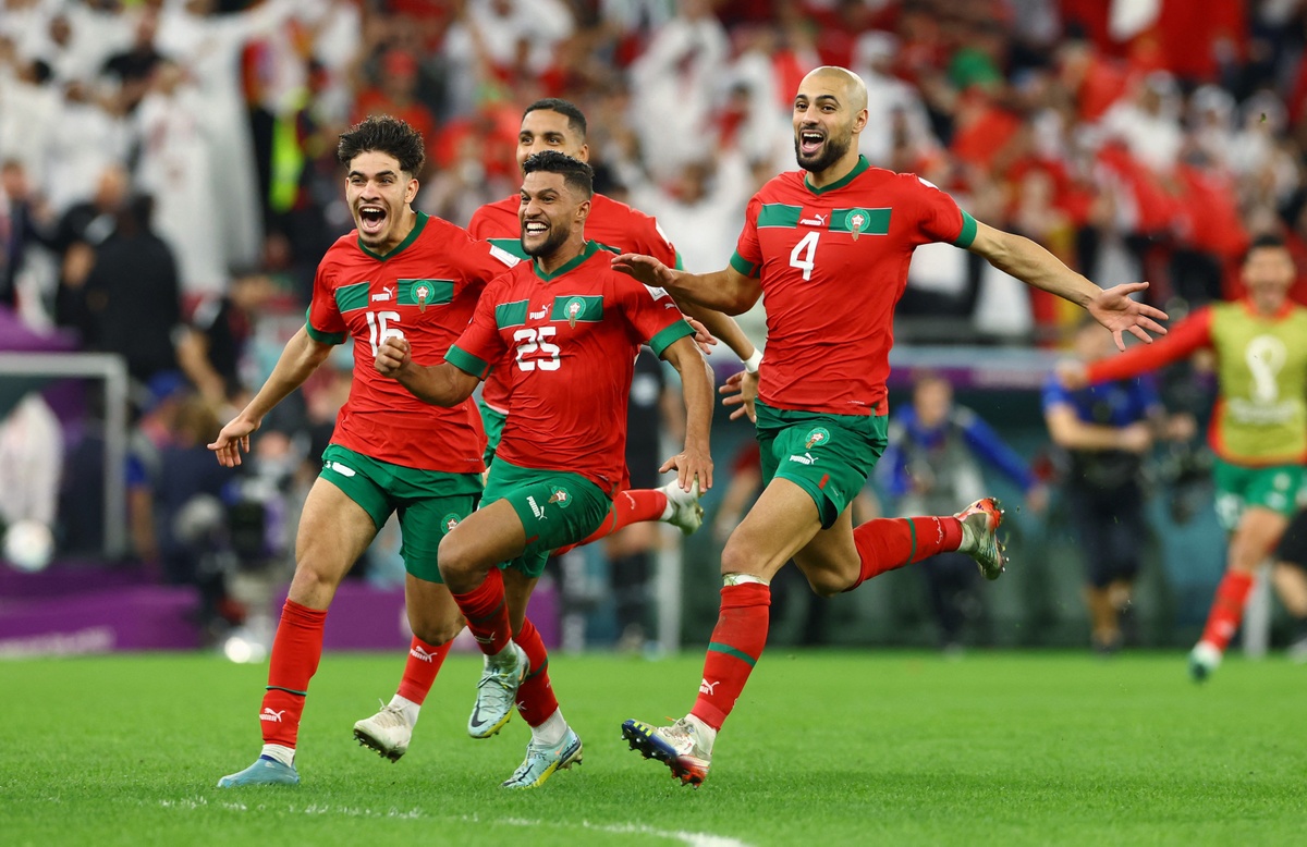 CĐV Morocco vỡ òa khi đội nhà vào tứ kết World Cup - Bóng Đá