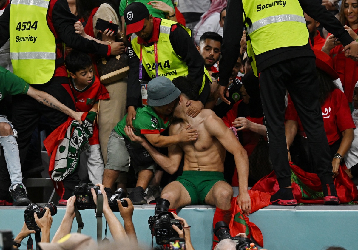CĐV Morocco vỡ òa khi đội nhà vào tứ kết World Cup - Bóng Đá