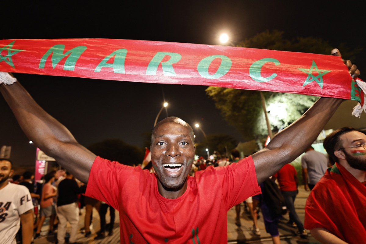 CĐV Morocco vỡ òa khi đội nhà vào tứ kết bong da - Bóng Đá