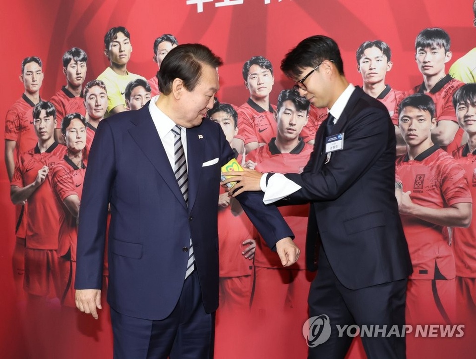 Son Heung Min đeo băng đội trưởng cho tổng thống Hàn Quốc - Bóng Đá