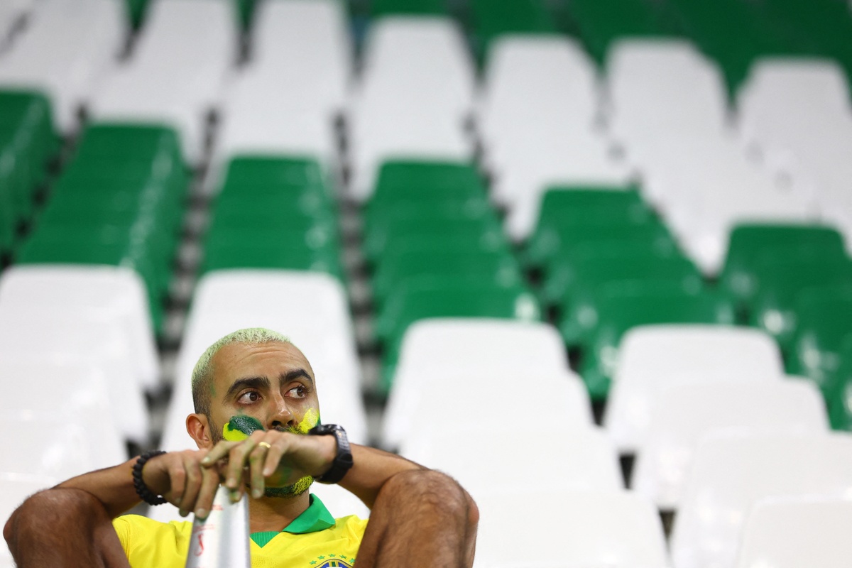 CĐV Brazil khóc nức nở khi đội nhà thua trận - Bóng Đá