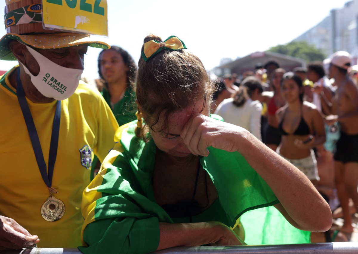CĐV Brazil khóc nức nở khi đội nhà thua trận - Bóng Đá