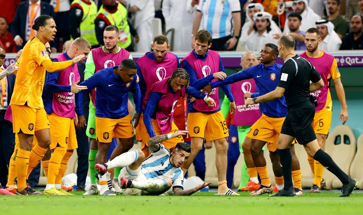 Trận Argentina và Hà Lan lập kỷ lục về số thẻ phạt - Bóng Đá
