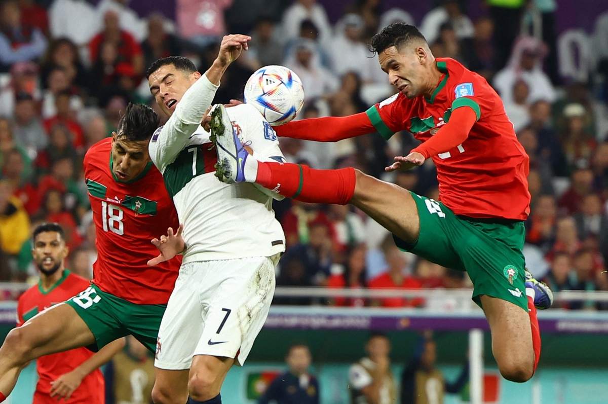 Hàng thủ Morocco:
Morocco là một trong những đội bóng có hàng thủ mạnh nhất tại châu Phi hiện nay. Với nhiều cầu thủ có kinh nghiệm đá ở các giải đấu hàng đầu châu Âu, như Achraf Hakimi, Medhi Benatia hay Romain Saiss, hàng thủ của Morocco đáng sợ và sẽ là điểm tựa vững chắc cho đội tuyển trong cuộc đua tại World Cup 2022.