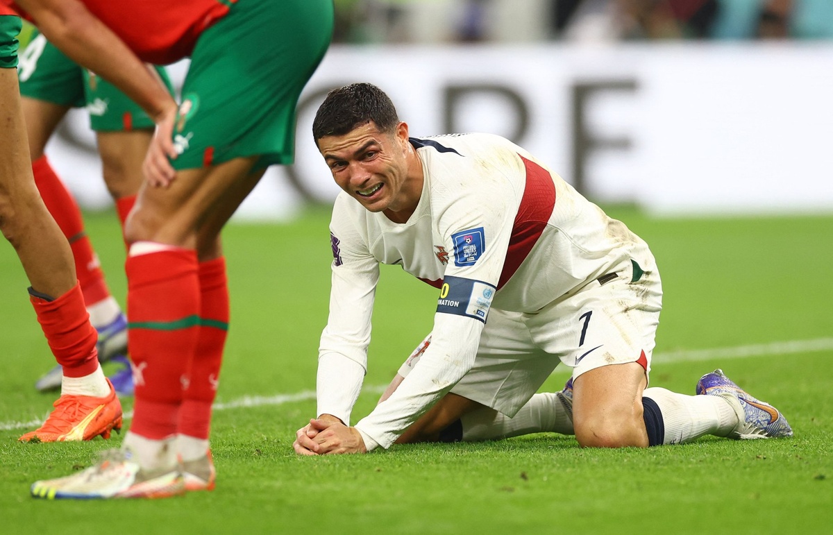 Ronaldo bị CĐV hắt nước trong trận thua của Bồ Đào Nha - Bóng Đá