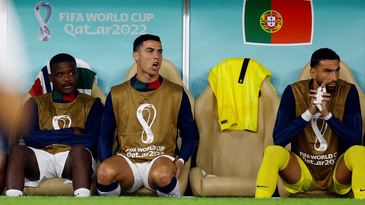 Ronaldo bị CĐV hắt nước trong trận thua của Bồ Đào Nha - Bóng Đá