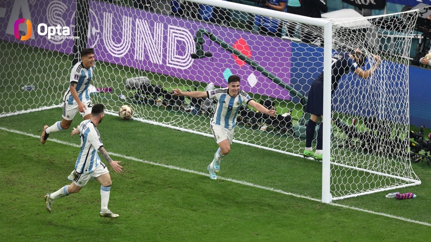 Ronaldinho gây tranh cãi khi vỗ tay sau bàn thắng của Argentina - Bóng Đá