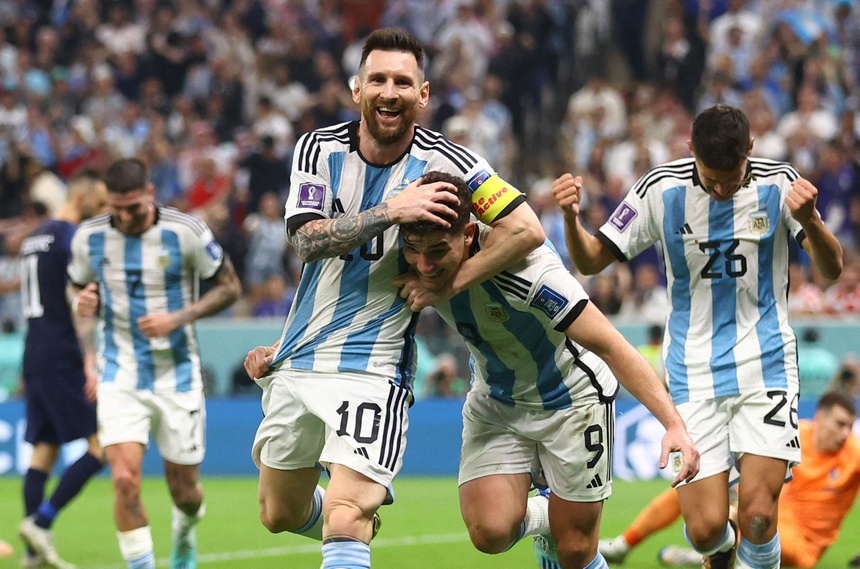 Áo đấu khổng lồ của Messi bay trên bầu trời Argentina - Bóng Đá