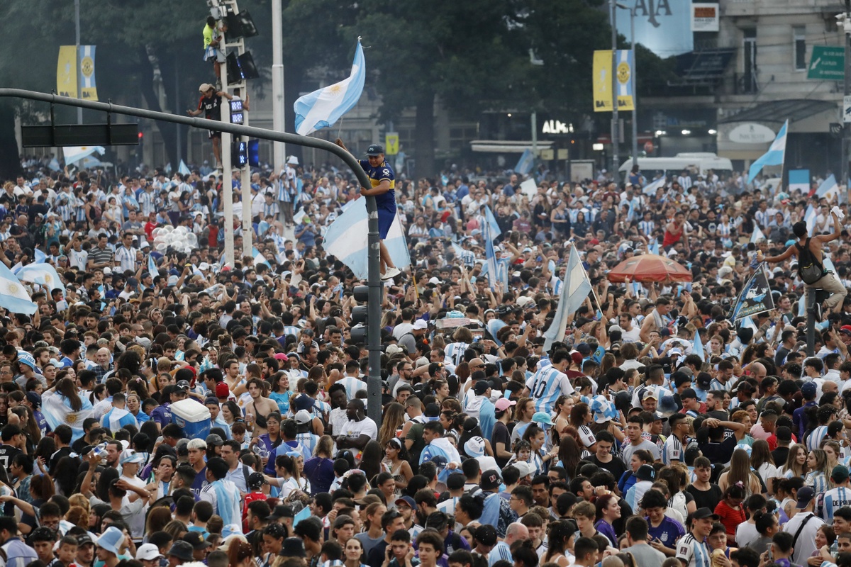 CĐV Argentina tràn ngập đường phố Buenos Aires - Bóng Đá