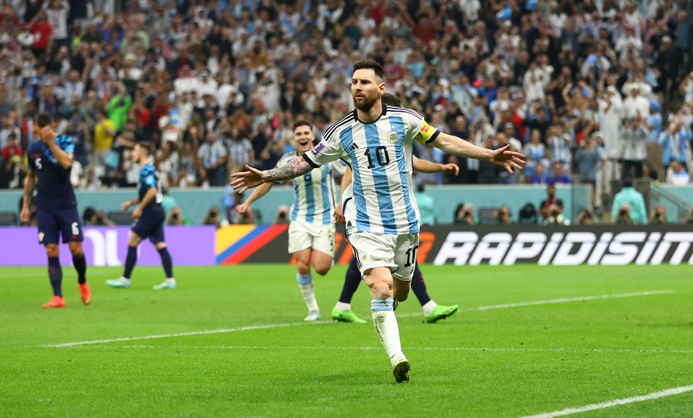 Mẹ và vợ con Messi ăn mừng phấn khích trên khán đài - Bóng Đá