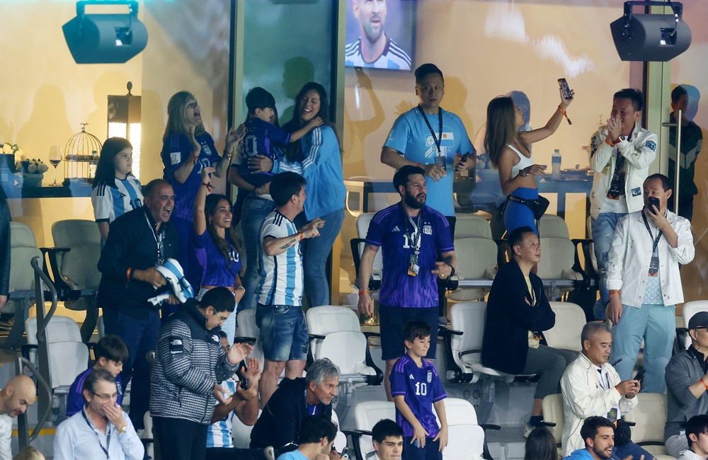 Mẹ và vợ con Messi ăn mừng phấn khích trên khán đài - Bóng Đá