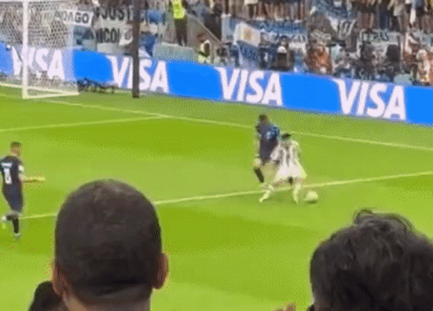 Phản ứng của trung vệ Croatia sau khi bị Messi qua mặt - Bóng Đá