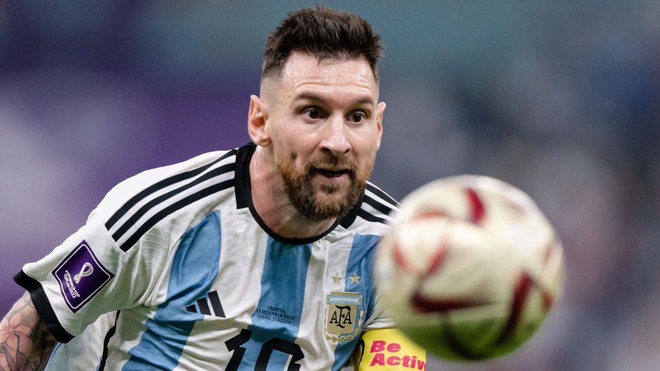 Batistuta: 'Messi không phải người ngoài hành tinh' - Bóng Đá